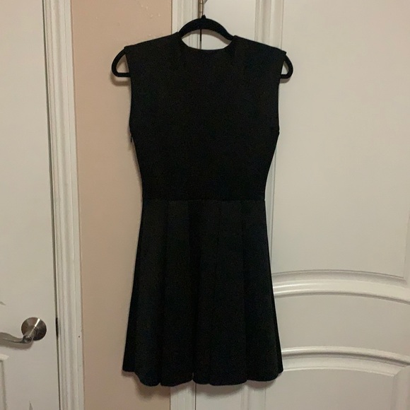 Guess Dresses & Skirts - Black dress